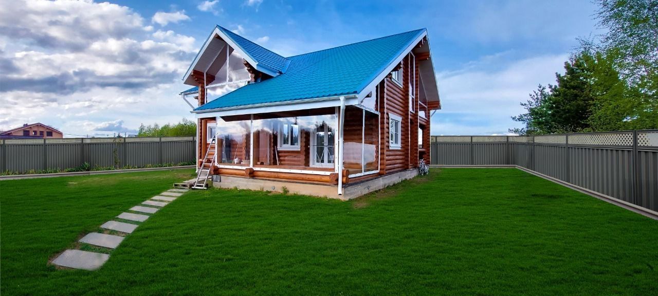 Мягкие окна на веранде загородного дома в Дмитриевке